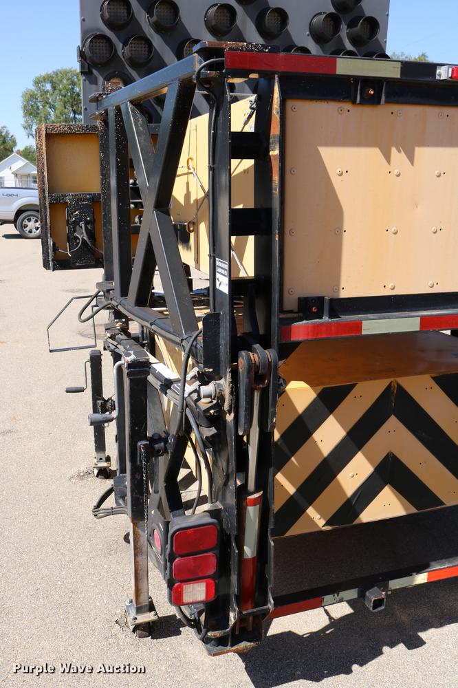 image for item DD0099 2003 Safe-Stop 180TMA crash attenuator