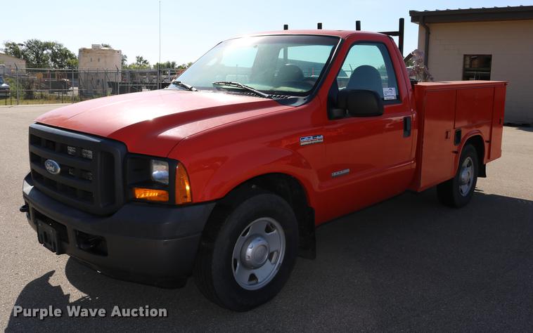 image for item DD0100 2006 Ford F250 Super Duty utility bed pickup truck