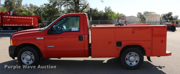 image for item DD0100 2006 Ford F250 Super Duty utility bed pickup truck