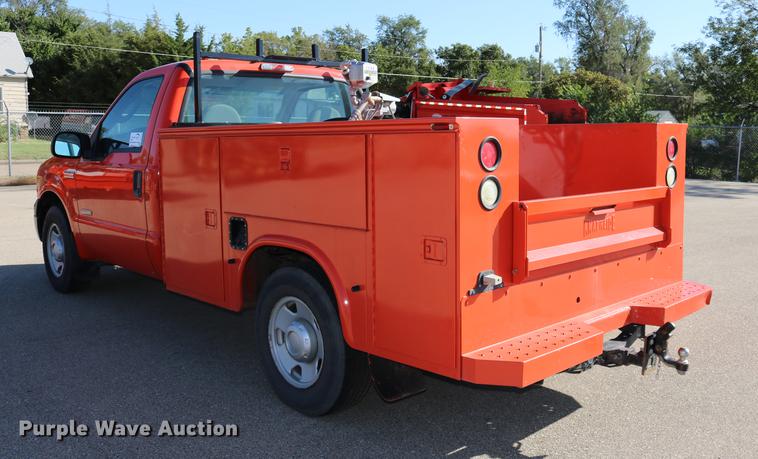 image for item DD0100 2006 Ford F250 Super Duty utility bed pickup truck