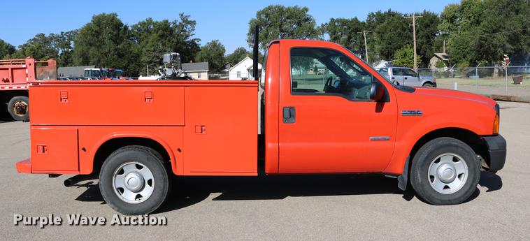 image for item DD0100 2006 Ford F250 Super Duty utility bed pickup truck