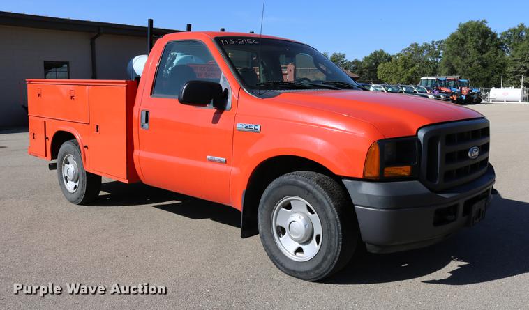 image for item DD0100 2006 Ford F250 Super Duty utility bed pickup truck