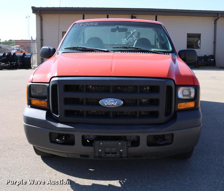 image for item DD0100 2006 Ford F250 Super Duty utility bed pickup truck
