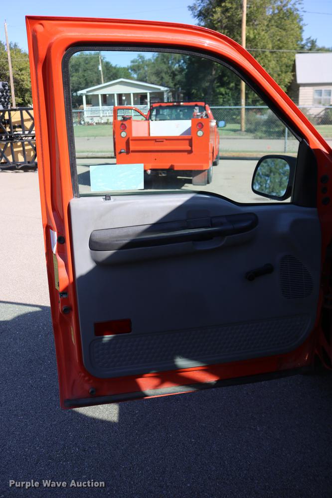 image for item DD0100 2006 Ford F250 Super Duty utility bed pickup truck