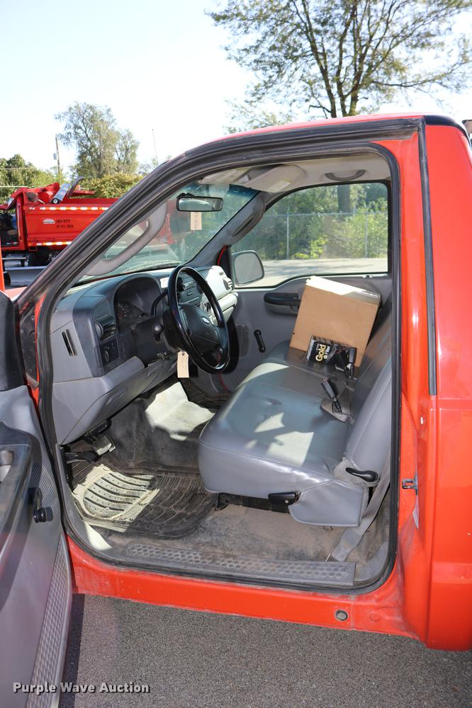 image for item DD0100 2006 Ford F250 Super Duty utility bed pickup truck