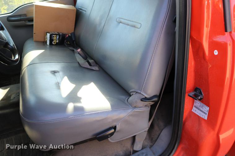 image for item DD0100 2006 Ford F250 Super Duty utility bed pickup truck