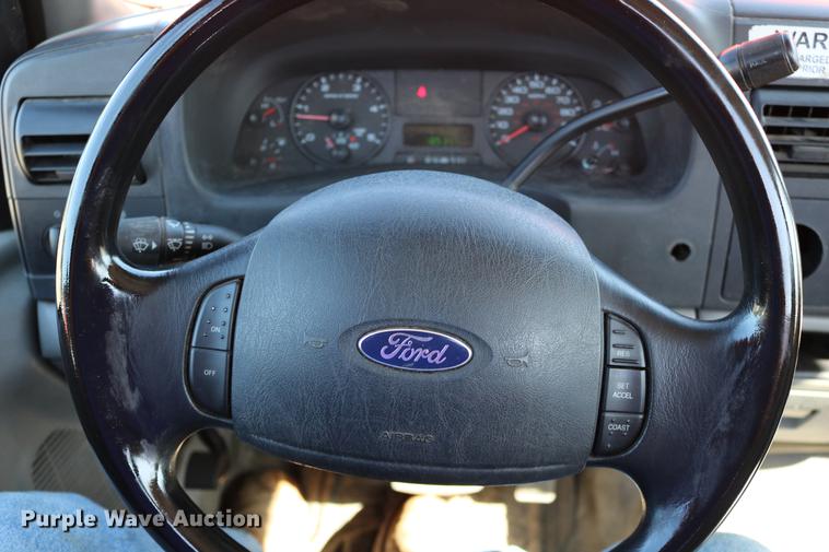 image for item DD0100 2006 Ford F250 Super Duty utility bed pickup truck