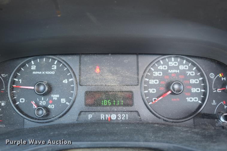 image for item DD0100 2006 Ford F250 Super Duty utility bed pickup truck