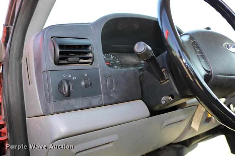 image for item DD0100 2006 Ford F250 Super Duty utility bed pickup truck