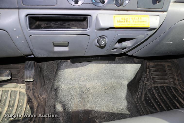 image for item DD0100 2006 Ford F250 Super Duty utility bed pickup truck