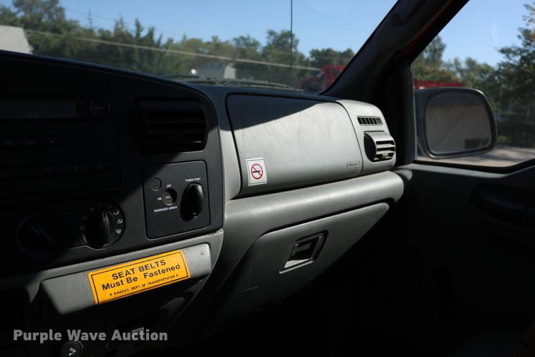 image for item DD0100 2006 Ford F250 Super Duty utility bed pickup truck