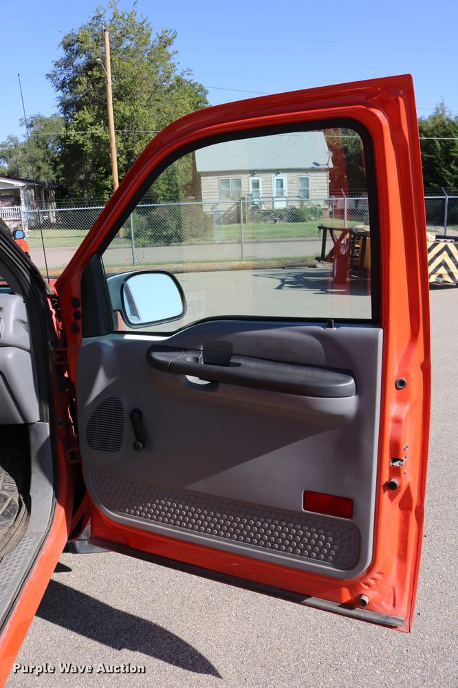 image for item DD0100 2006 Ford F250 Super Duty utility bed pickup truck