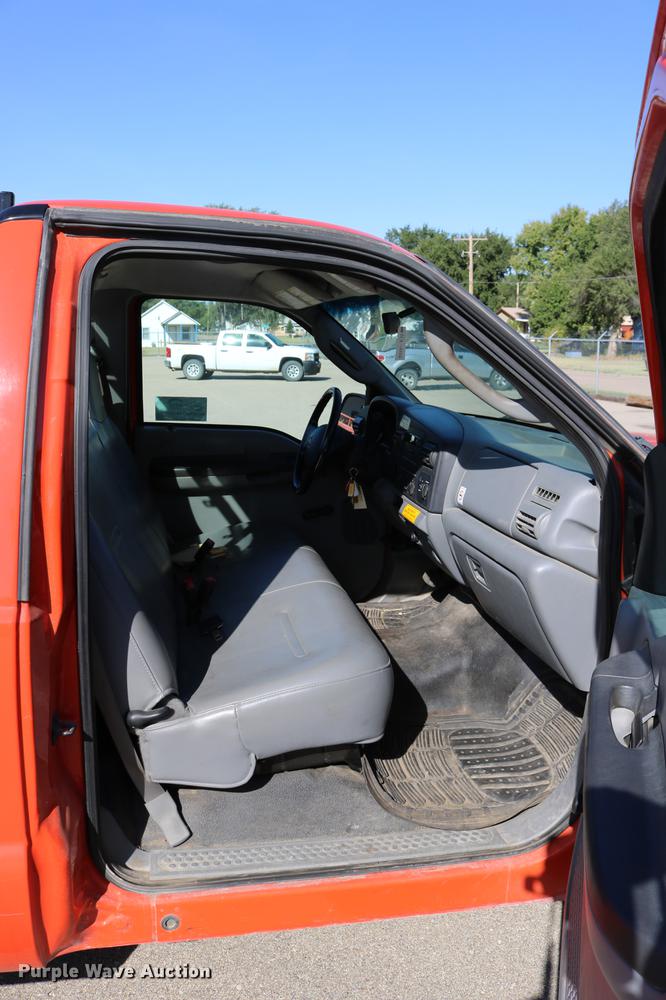 image for item DD0100 2006 Ford F250 Super Duty utility bed pickup truck