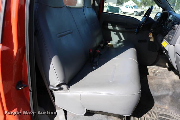 image for item DD0100 2006 Ford F250 Super Duty utility bed pickup truck