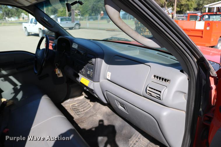 image for item DD0100 2006 Ford F250 Super Duty utility bed pickup truck