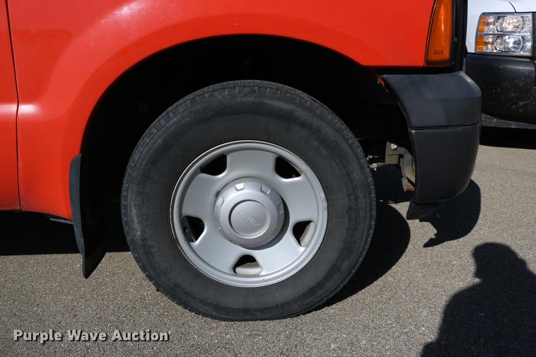 image for item DD0100 2006 Ford F250 Super Duty utility bed pickup truck