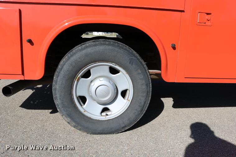 image for item DD0100 2006 Ford F250 Super Duty utility bed pickup truck