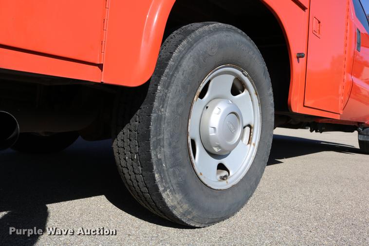 image for item DD0100 2006 Ford F250 Super Duty utility bed pickup truck