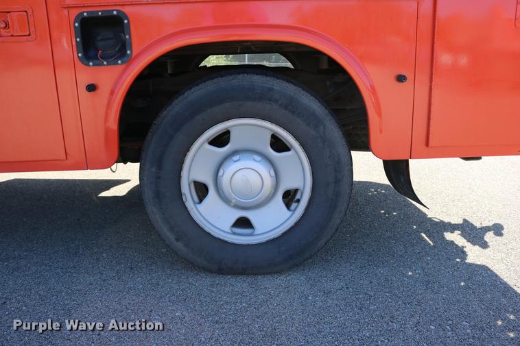 image for item DD0100 2006 Ford F250 Super Duty utility bed pickup truck