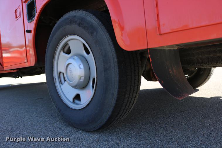 image for item DD0100 2006 Ford F250 Super Duty utility bed pickup truck