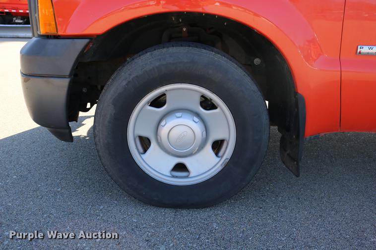 image for item DD0100 2006 Ford F250 Super Duty utility bed pickup truck