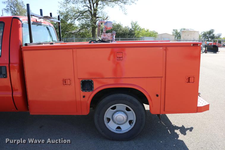 image for item DD0100 2006 Ford F250 Super Duty utility bed pickup truck