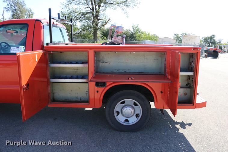 image for item DD0100 2006 Ford F250 Super Duty utility bed pickup truck