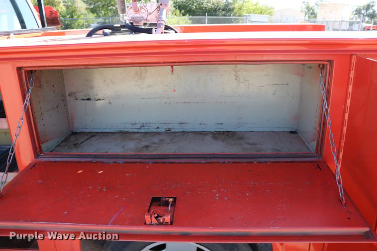 image for item DD0100 2006 Ford F250 Super Duty utility bed pickup truck