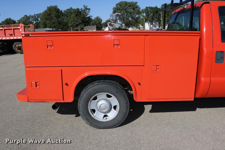 image for item DD0100 2006 Ford F250 Super Duty utility bed pickup truck