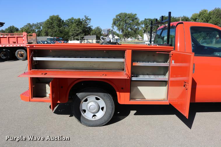 image for item DD0100 2006 Ford F250 Super Duty utility bed pickup truck