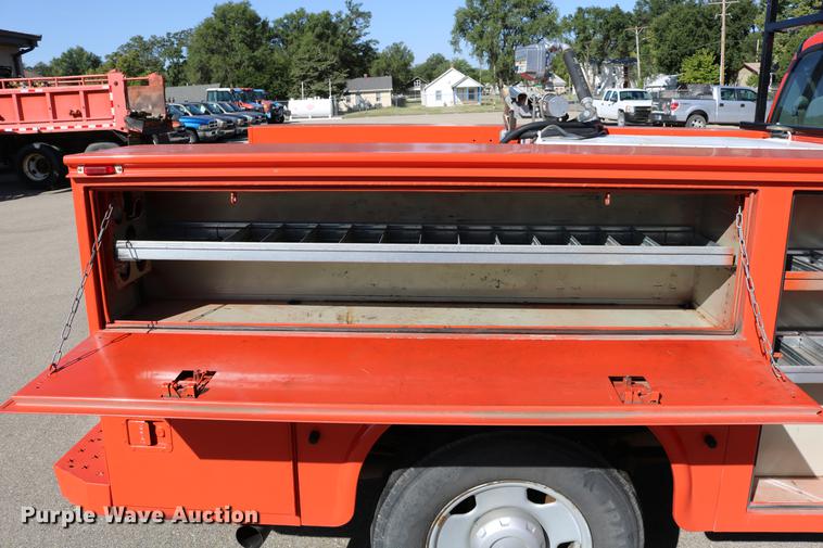 image for item DD0100 2006 Ford F250 Super Duty utility bed pickup truck