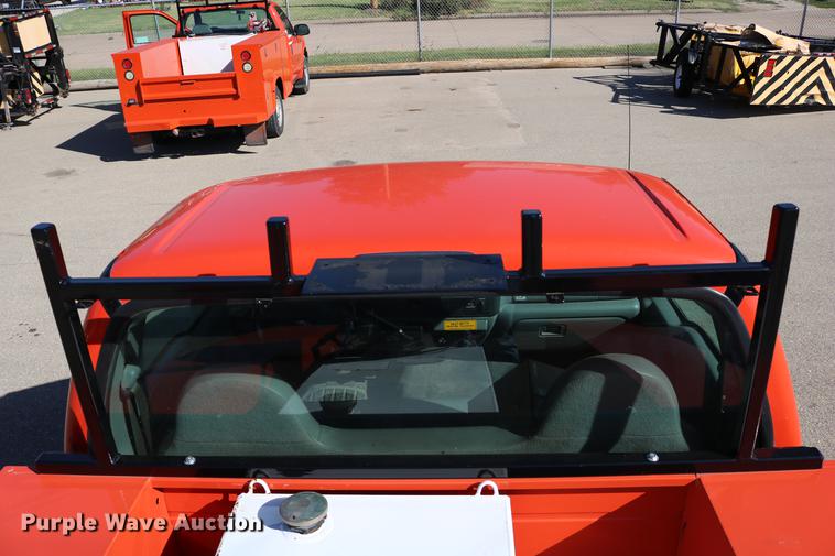 image for item DD0100 2006 Ford F250 Super Duty utility bed pickup truck