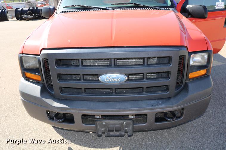 image for item DD0100 2006 Ford F250 Super Duty utility bed pickup truck