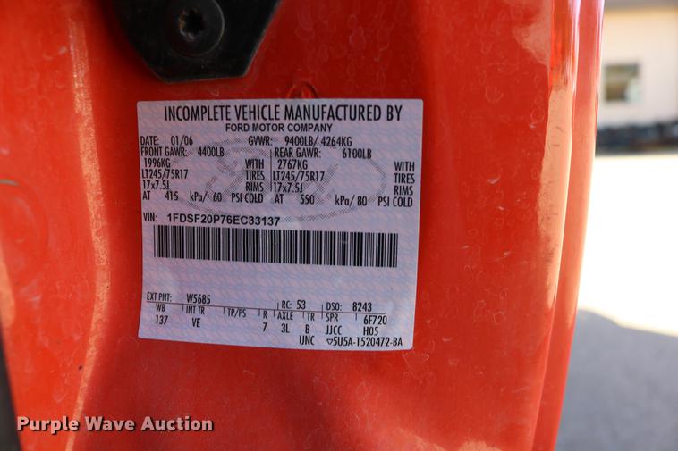 image for item DD0100 2006 Ford F250 Super Duty utility bed pickup truck