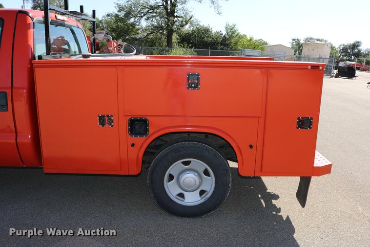 image for item DD0101 2006 Ford F250 utility bed pickup truck