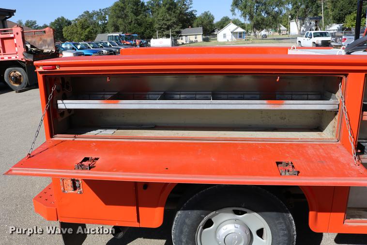 image for item DD0101 2006 Ford F250 utility bed pickup truck