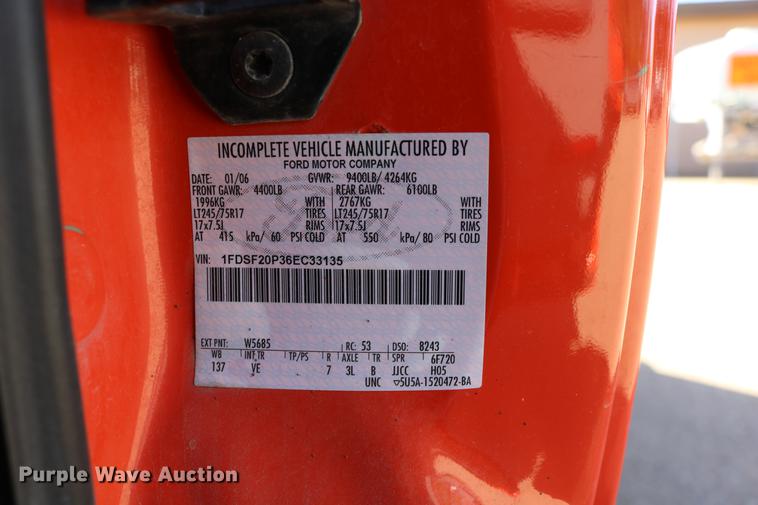 image for item DD0101 2006 Ford F250 utility bed pickup truck