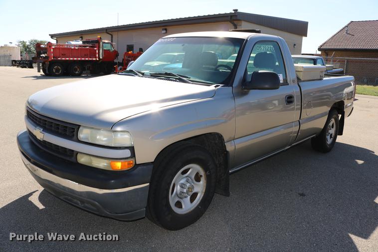 image for item DD0102 2002 Chevrolet Silverado 1500 pickup truck