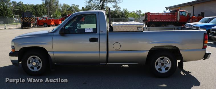 image for item DD0102 2002 Chevrolet Silverado 1500 pickup truck