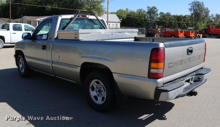 image for item DD0102 2002 Chevrolet Silverado 1500 pickup truck