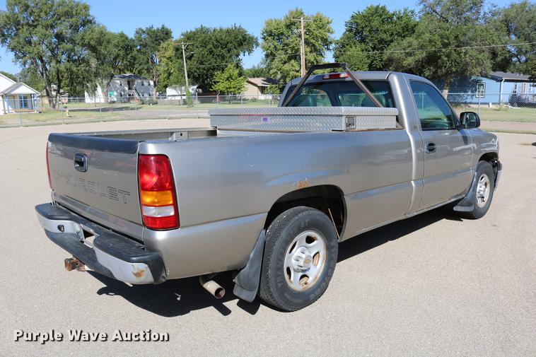 image for item DD0102 2002 Chevrolet Silverado 1500 pickup truck