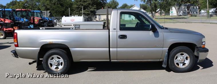 image for item DD0102 2002 Chevrolet Silverado 1500 pickup truck