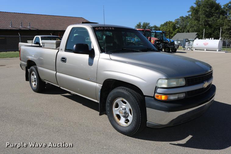 image for item DD0102 2002 Chevrolet Silverado 1500 pickup truck