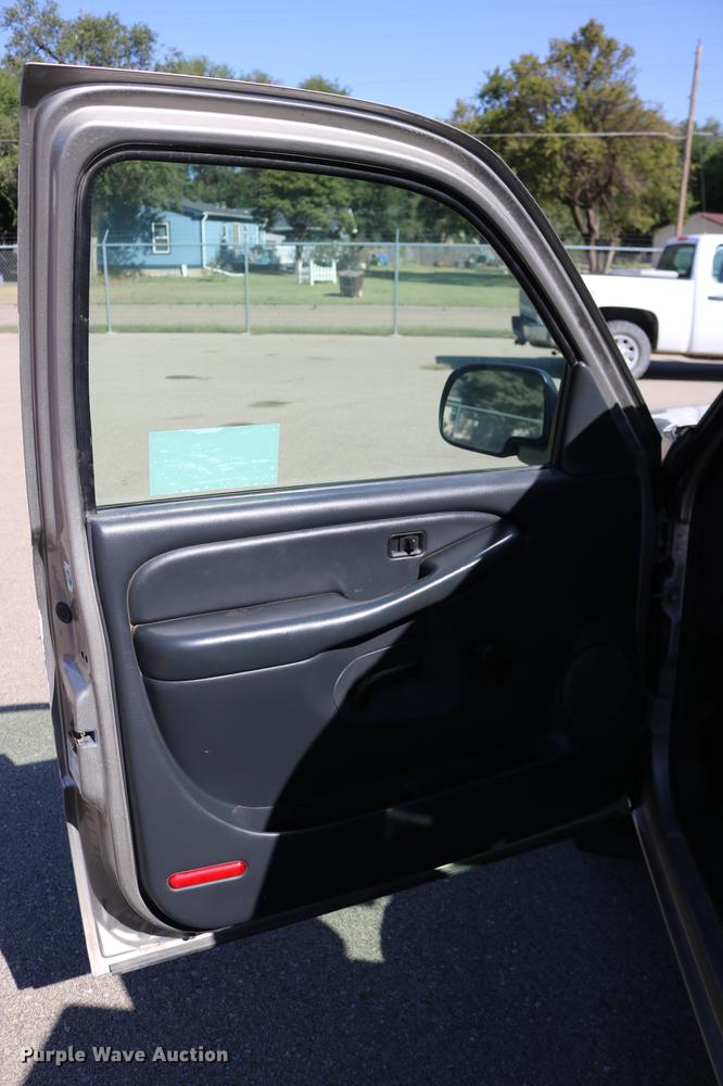 image for item DD0102 2002 Chevrolet Silverado 1500 pickup truck