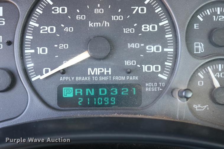 image for item DD0102 2002 Chevrolet Silverado 1500 pickup truck