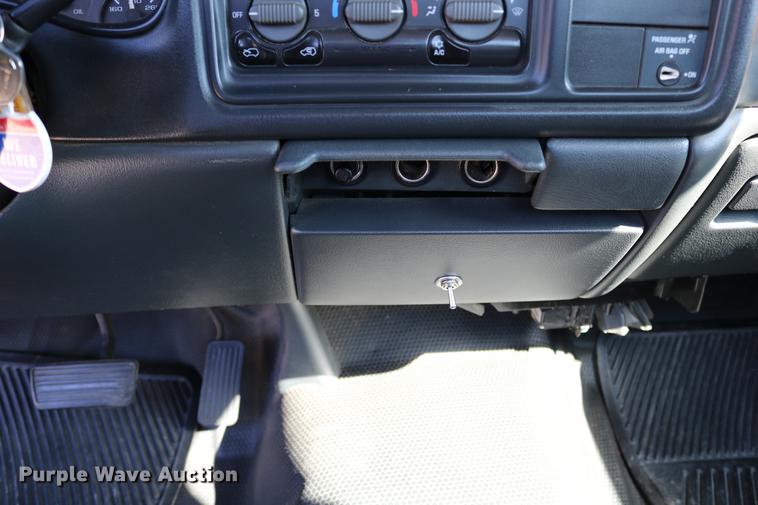 image for item DD0102 2002 Chevrolet Silverado 1500 pickup truck