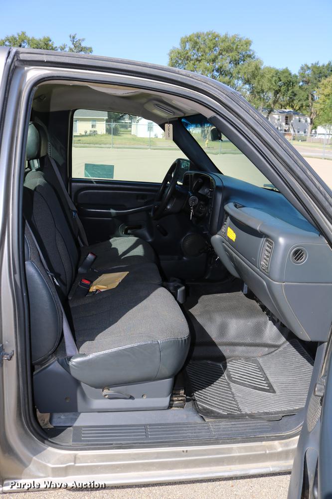 image for item DD0102 2002 Chevrolet Silverado 1500 pickup truck