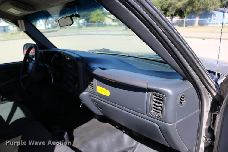 image for item DD0102 2002 Chevrolet Silverado 1500 pickup truck