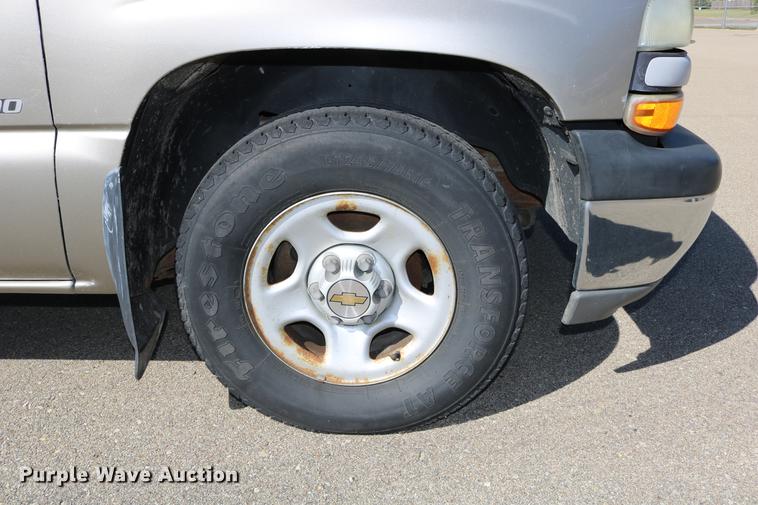 image for item DD0102 2002 Chevrolet Silverado 1500 pickup truck