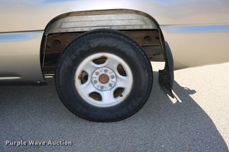 image for item DD0102 2002 Chevrolet Silverado 1500 pickup truck